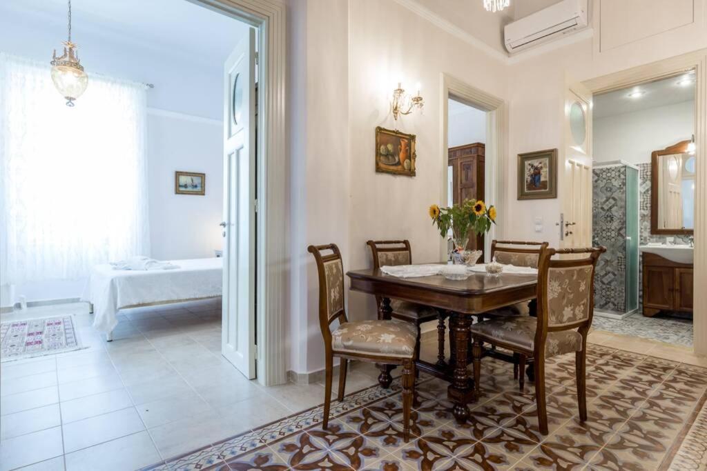 Neoclassical Flat With 2 Bedrooms In ピレウス エクステリア 写真