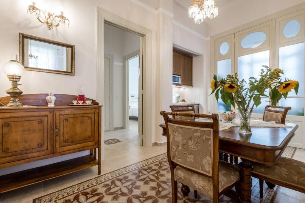 Neoclassical Flat With 2 Bedrooms In ピレウス エクステリア 写真