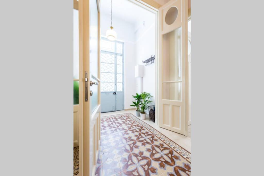 Neoclassical Flat With 2 Bedrooms In ピレウス エクステリア 写真