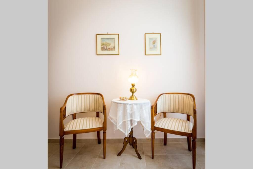 Neoclassical Flat With 2 Bedrooms In ピレウス エクステリア 写真