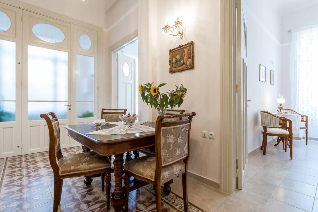 Neoclassical Flat With 2 Bedrooms In ピレウス エクステリア 写真