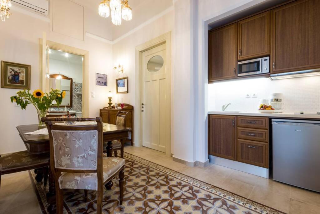 Neoclassical Flat With 2 Bedrooms In ピレウス エクステリア 写真